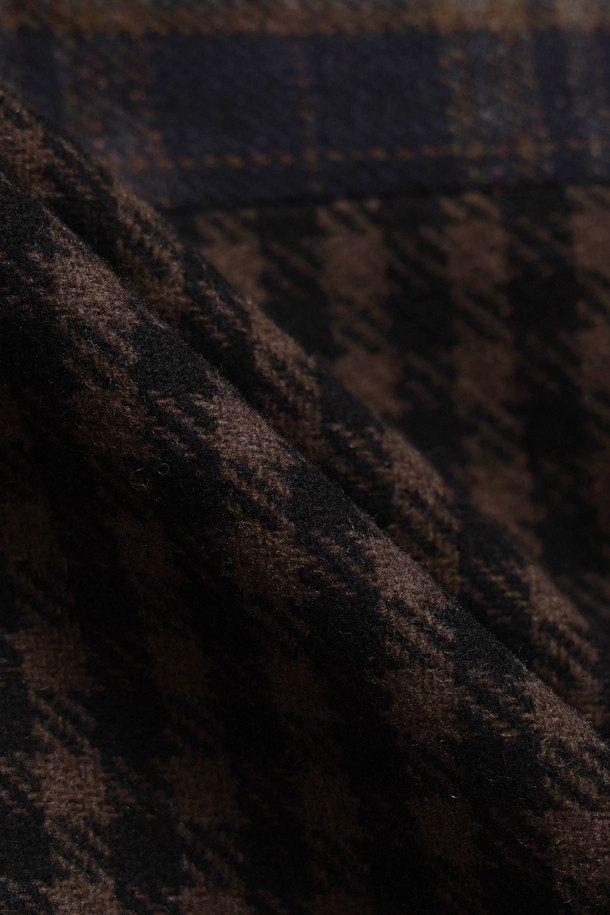 No Collar Crop Double 재킷 (멀티 컬러)는 여성스러운 캐주얼룩을 완성하는 크롭 기장의 데님 자켓입니다. 데이트룩, 모임룩 등 다양한 TPO에 활용 가능하며, 캐주얼과 클래식 스타일을 모두 아우릅니다. 체크 패턴에 데님 포켓 디테일과 밑단 프릴 장식이 여성스러운 무드를 더하고, 일자핏으로 편안하게 착용할 수 있습니다. 안감은 LUCKY 로고 패턴으로 포인트를 주어 소장 가치를 높였습니다. 봄, 가을 시즌에 활용하기 좋은 긴소매 디자인의 멀티 컬러 자켓입니다.
