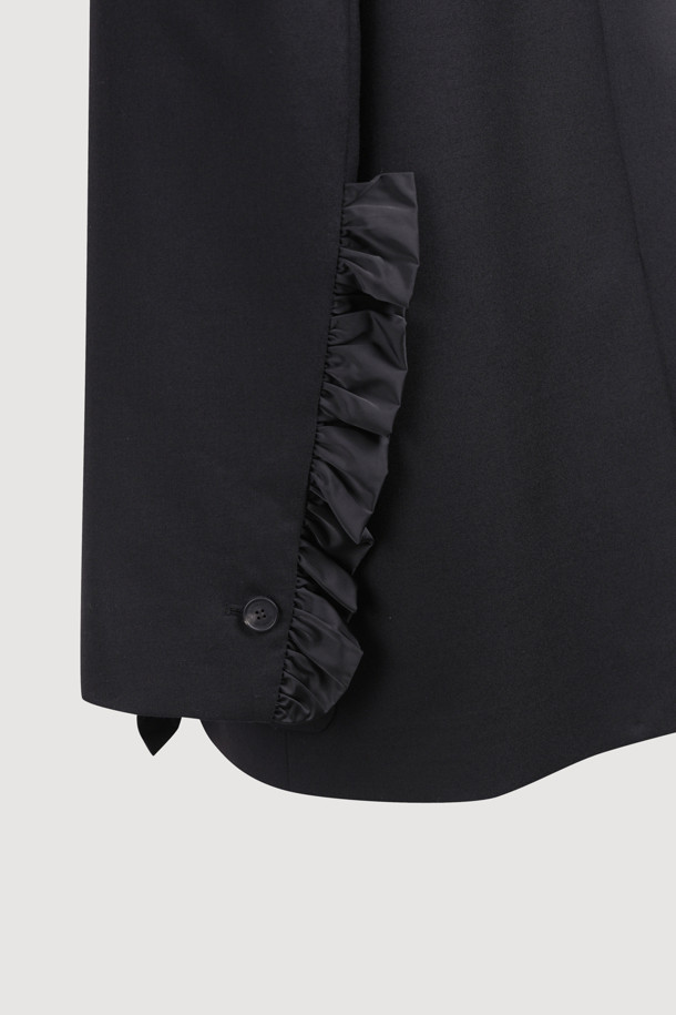 [Re-Order][아뜰리에] 프릴 디테일 테일러드 재킷 (블랙)은 가을과 겨울, 오피스룩, 출근룩, 모임룩에 어울리는 여성용 테일러드 재킷입니다. 클래식하고 엘레강스한 스타일을 연출하며, 세미 Y실루엣 핏과 힙 기장으로 세련된 핏을 선사합니다. 울 소재의 두꺼운 두께감과 단단한 촉감으로 고급스러움을 더했으며, 빅 사이즈 카라와 프릴 디테일, 아틀리에 자수, ATELIER 로고 패턴 안감 등 섬세한 디자인이 돋보입니다. 긴 소매와 어깨 패드, 셔링 디테일, 스트라이프 소매 안감으로 완성도를 높인 블랙 컬러의 무지 재킷입니다.
