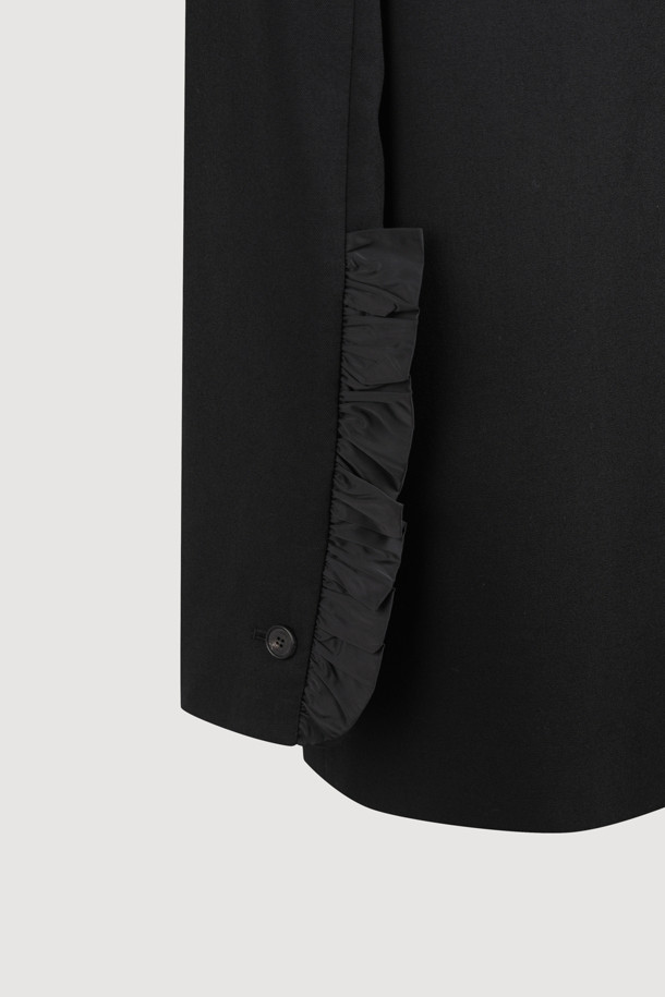 [Re-Order][아틀리에] 프릴 디테일 테일러드 재킷 (블랙)은 가을과 겨울, 오피스룩, 모임룩, 소개팅룩에 어울리는 여성용 테일러드 재킷입니다. 클래식하고 엘레강스한 스타일을 연출하며, 세미 Y 실루엣으로 떨어지는 핏이 특징입니다. 울 소재의 두꺼운 블랙 컬러의 재킷으로, 빅 사이즈 카라와 프릴 디테일, 셔링 디테일, 아틀리에 자수가 고급스러움을 더합니다. 싱글 버튼 여밈 방식과 어깨 패드가 세련된 룩을 완성하며, 스트라이프 및 로고 패턴 안감이 은은한 포인트를 줍니다.
