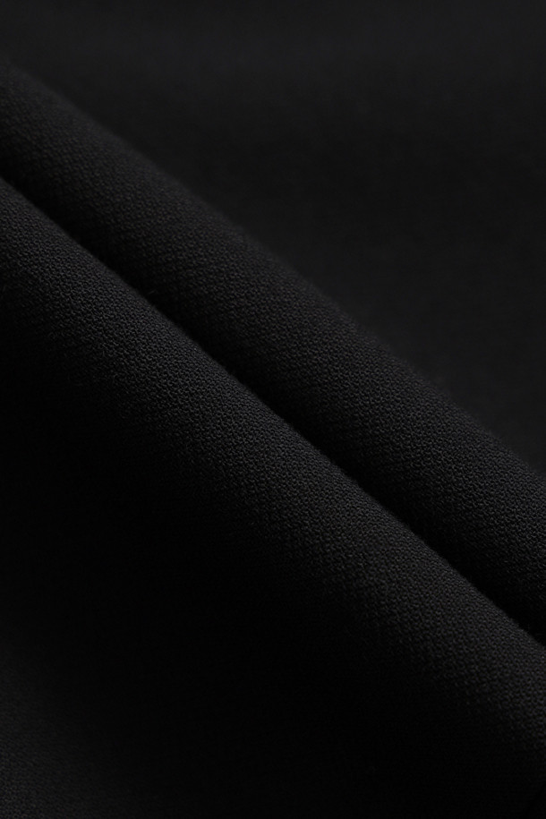 [Atelier] 라운드넥 프릴 트위드 재킷 (블랙)은 가을과 겨울, 당신의 우아함을 돋보이게 해 줄 여성용 아우터입니다. 클래식하고 우아한 스타일을 강조하며, H라인 핏과 톤온톤 블랙 컬러로 시크한 매력을 더합니다. 울 소재에 두꺼운 두께감으로 따뜻함을 선사하며, 라운드넥과 프릴 디테일이 여성스러운 포인트를 더합니다. 어깨 패드, 셔링 디테일, 비대칭 포켓, 로고 패턴 안감, 스트라이프 소매 안감 등 섬세한 디테일이 돋보이는 이 재킷은 오피스룩, 모임룩, 연말 모임룩까지 폭넓게 활용 가능합니다.
