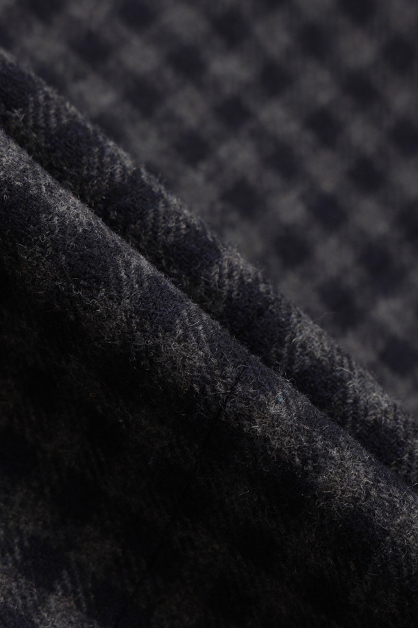 [Atelier] 라운드 넥 프릴 트위드 재킷 (멀티 컬러)은 클래식하면서도 유니크한 매력을 선사하는 여성용 아우터입니다. 가을, 겨울 시즌에 어울리는 두꺼운 울 소재로 제작되어 따뜻함을 더하며, 중힙 기장의 H라인 핏으로 세련된 실루엣을 연출합니다. 멀티 컬러 체크 패턴에 프릴 디테일, 셔링 디테일, 비대칭 포켓, 로고 패턴 안감, 스트라이프 소매 안감 등 섬세한 디자인 요소가 돋보입니다. 라운드 넥 디자인과 버튼 여밈 방식으로 편안하게 착용할 수 있으며, 데이트룩, 모임룩, 겨울 데일리룩 등 다양한 TPO에 맞춰 클래식, 미니멀, 시크한 스타일을 완성해보세요.
