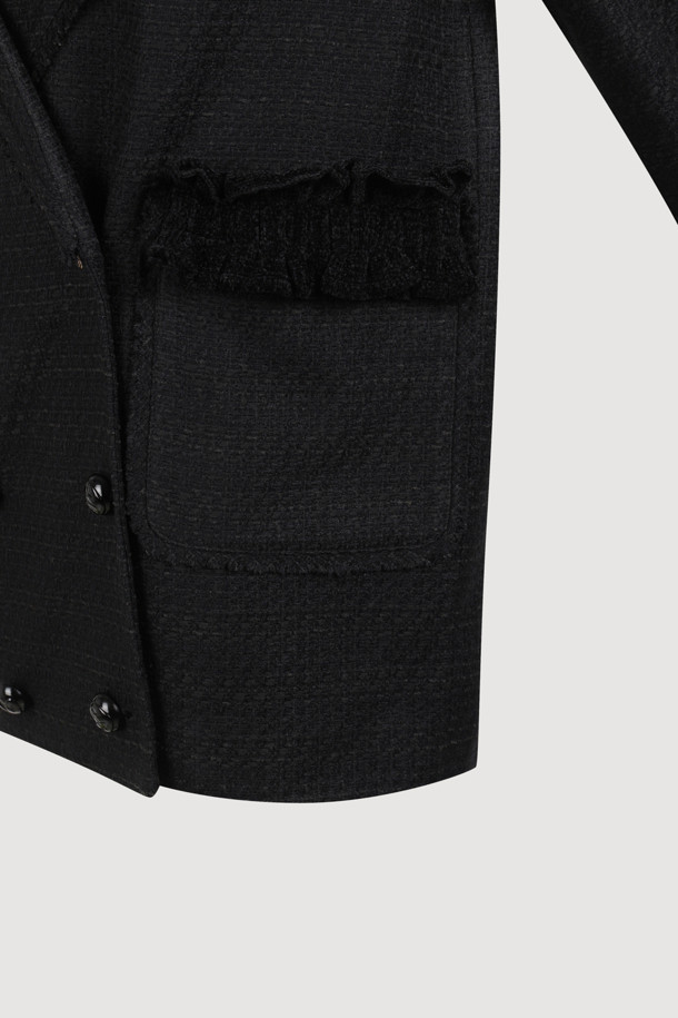 [Atelier] 세일러 트위드 재킷 (블랙)은 클래식과 유니크 스타일을 동시에 느낄 수 있는 여성용 아우터입니다. 봄, 가을에 어울리는 중간 두께감의 트위드 소재로 제작되었으며, 세일러 카라 디자인과 블랙 컬러가 시크한 분위기를 연출합니다. 힙 기장의 레귤러핏 싱글 버튼 자켓으로, 니트 프릴 디테일과 포켓 수술 장식이 돋보입니다. [Atelier] 로고 패턴 안감과 금속 로고 버튼이 고급스러움을 더하며, 데이트룩, 오피스룩, 모임룩 등 다양한 TPO에 활용하기 좋습니다.
