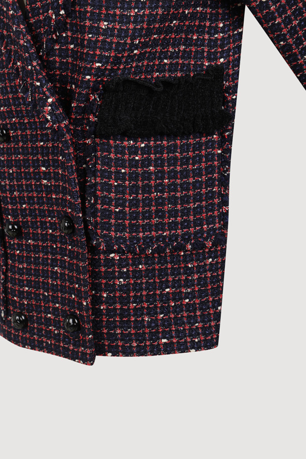 [Atelier] 세일러 트위드 재킷 (네이비)는 여성스러운 무드를 자아내는 트위드 재킷입니다. 세일러 카라와 니트 프릴 디테일이 돋보이며, 힙 기장의 레귤러 핏으로 제작되었습니다. 네이비 컬러의 트위드 소재는 클래식하면서도 유니크한 스타일을 연출하며, 싱글 버튼 여밈과 금속 로고 버튼으로 고급스러움을 더했습니다. 안감은 ATELIER 로고 패턴으로 마감되었으며, 포켓 수술 장식이 포인트입니다. 데이트룩, 오피스룩, 모임룩에 모두 잘 어울리는 아이템입니다.
