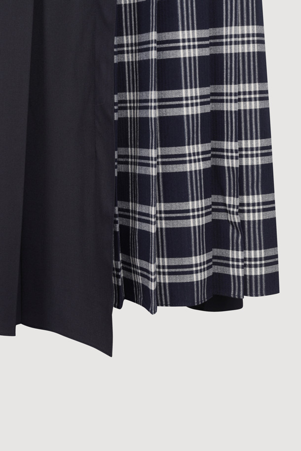 머테리얼 믹스 플리츠 롱 스커트 (멀티 컬러)는 체크와 솔리드 패턴을 믹스하여 캐주얼하면서도 세련된 스타일을 연출합니다. 블랙과 네이비 두 가지 색상으로 출시되어 다양한 상의와 매치하기 용이하며, 겨울철 데일리룩에 활용하기 좋습니다. 옆 지퍼 여밈과 앞 슬릿 디테일이 편안한 착용감과 활동성을 제공합니다. 플리츠 핏의 롱 스커트로 클래식하고 미니멀한 무드를 더해줍니다.
