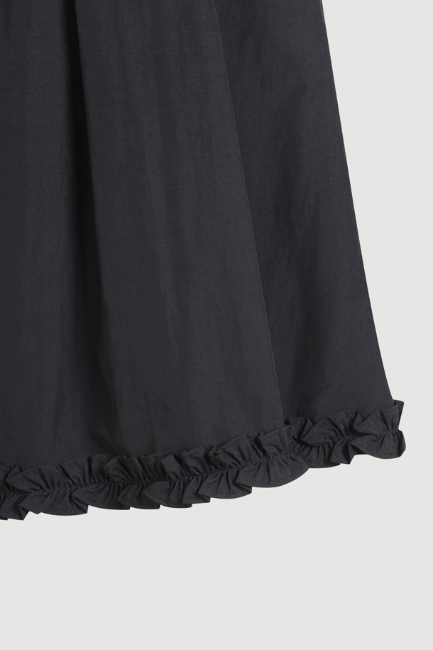 솔리드 밴딩 미디 스커트 (블랙)는 캐주얼하면서도 유니크한 스타일을 연출하는 여성 미디 스커트입니다. 허리 밴딩과 옆 라인 지퍼 디테일로 편안한 착용감을 선사하며, 턱 셔링과 밑단 러플 디자인이 더해져 볼륨감 있는 A라인 핏을 완성합니다. 사계절 내내 활용 가능하며, 동네 마실룩이나 카페룩 등 다양한 TPO에 잘 어울립니다. 캐주얼, 미니멀, 클래식 스타일을 선호하는 분들께 추천합니다. 나일론과 폴리에스터 혼방 소재로 제작되어 부드러운 촉감을 느낄 수 있습니다.
