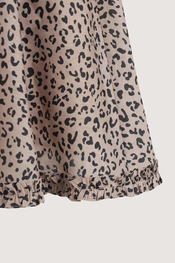 레오파드 밴딩 미디 스커트(브라운)는 여성스러운 룩을 연출하는 데 최적의 아이템입니다. 브라운 컬러의 레오파드 패턴이 유니크한 무드를 더하며, A라인 핏으로 다리가 더욱 슬림해 보이는 효과를 줍니다. 허리 밴딩과 밑단 러플 디테일이 편안함과 스타일리시함을 동시에 선사하며, 데이트룩, 모임룩, 카페룩 등 다양한 TPO에 활용 가능합니다. 나일론과 폴리에스터 혼방 소재로 제작되어 사계절 내내 즐겨 입을 수 있으며, 클래식, 레트로, 미니멀 등 폭넓은 스타일을 소화합니다. 옆 지퍼 디테일로 편안하게 착용할 수 있습니다.
