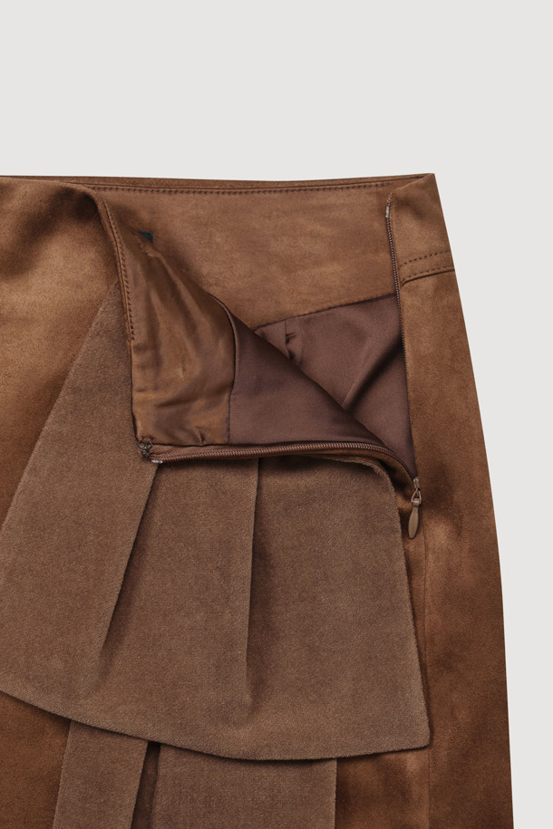 리본 포인트 스웨이드 미니 스커트 (브라운)는 가을, 겨울 시즌에 어울리는 여성용 미니스커트입니다. 부드러운 스웨이드 소재에 H라인 핏으로 클래식하고 유니크한 스타일을 연출합니다. 허리 라인의 벨벳 배색과 리본 디자인, 옆 라인 지퍼 디테일이 돋보입니다. 데이트룩, 겨울 데일리룩, 모임룩 등 다양한 TPO에 활용 가능하며, 오버사이즈 아우터와 매치하면 시크한 스타일을 완성할 수 있습니다.
