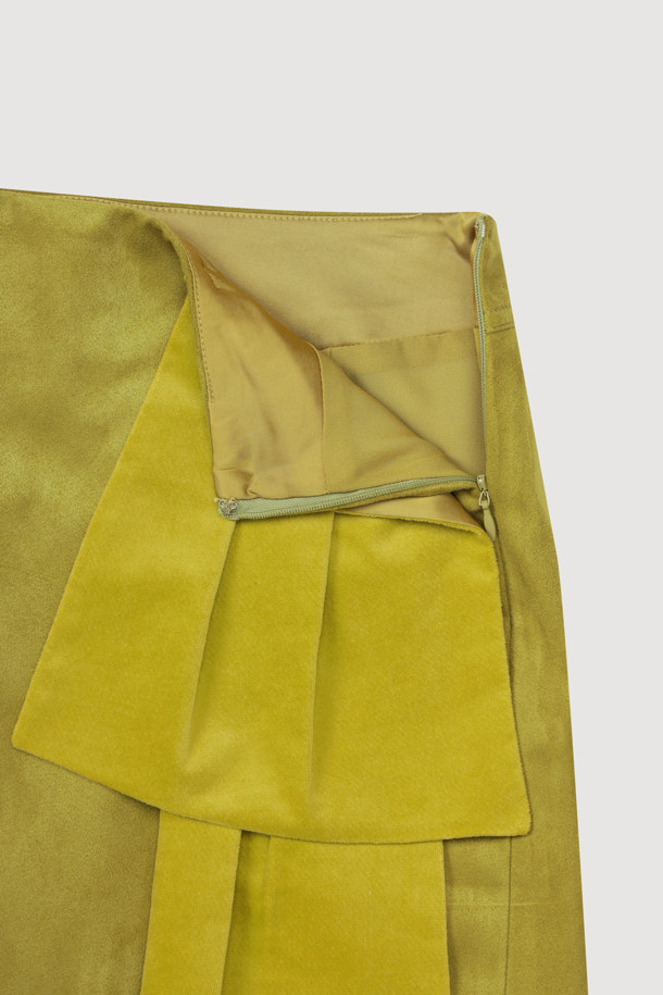 리본 포인트 스웨이드 미니 스커트 (라임)는 부드러운 스웨이드 소재로 제작되어 봄, 가을에 착용하기 좋습니다. H라인 핏과 무지 패턴으로 클래식하면서도 유니크한 스타일을 연출하며, 데일리룩과 모임룩에 모두 잘 어울립니다. 라임 컬러와 벨벳 배색 포인트가 산뜻함을 더하고, 옆 지퍼 여밈으로 편안하게 착용할 수 있습니다. 오버사이즈 아우터와 코디하여 스타일리시한 룩을 완성해 보세요.
