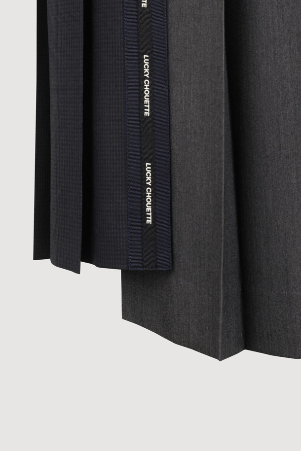 소재 믹스 플리츠 롱 스커트 (블랙)는 유니크하고 캐주얼한 스타일을 연출하는 여성용 스커트입니다. 옆 라인 지퍼와 레터링 테이프로 포인트를 더했으며, 언밸런스 기장과 세 가지 소재 믹스로 독특한 디자인을 완성했습니다. 맥시 기장의 플리츠 스커트로, 데이트룩, 쇼핑룩, 캐주얼, 미니멀, 시크 등 다양한 스타일을 소화할 수 있습니다. 사계절 내내 활용 가능한 블랙 컬러의 롱 스커트로, 매력적인 룩을 연출해 보세요.
