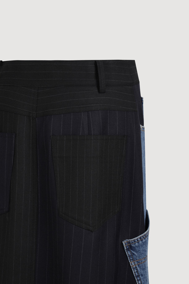 [Re-Order] 데님 스트라이프 믹스 롱 스커트 (multi color)는 여성스러운 롱 스커트로, 봄, 가을에 어울리는 아이템입니다. 유니크하면서도 클래식한 스타일을 연출하며, 데님과 울 소재의 조화가 돋보입니다. 세미 A라인 핏과 한쪽 플리츠 디테일이 세련된 실루엣을 완성하며, 앞 지퍼 여밈으로 편안하게 착용 가능합니다. 멀티 컬러 스트라이프 패턴이 돋보여 데이트룩, 모임룩, 카페룩 등 다양한 TPO에 활용하기 좋습니다. 미니멀하고 캐주얼한 스타일을 즐기는 분들께 추천합니다.
