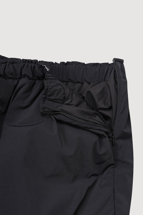 볼륨 패딩 미니 스커트(블랙)는 여성들을 위한 캐주얼 스타일의 겨울철 필수 아이템입니다. 톡톡한 두께감과 부드러운 촉감의 나일론, 스판덱스 혼방 소재로 제작되어 편안한 착용감을 선사합니다. A라인 핏과 볼륨감 있는 실루엣이 다리 라인을 더욱 돋보이게 하며, 허리 밴딩과 아웃포켓, 자수 디테일로 포인트를 더했습니다. 데이트룩, 모임룩, 미니멀, 클래식 등 다양한 스타일 연출이 가능하며 옆 라인 지퍼로 편안하게 착용할 수 있습니다. 무지 디자인의 블랙 컬러로 어떤 상의와도 쉽게 매치하여 스타일리시한 룩을 완성해 보세요.
