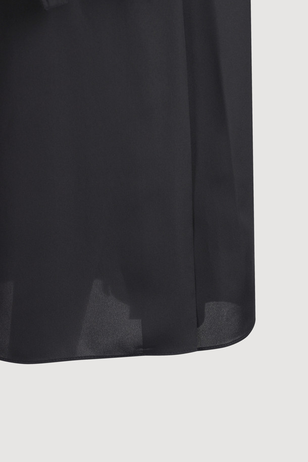 다채로운 매력의 멀티 컬러가 돋보이는 Material Mix 플리츠 롱 스커트입니다. 세 가지 소재를 믹스하여 독특한 질감과 스타일을 연출하며, 옆 라인 지퍼와 옆 밑단 슬릿 디테일로 편안함과 세련미를 더했습니다. 전체 플리츠 디자인과 스트라이프 & 솔리드 패턴의 조화는 클래식하면서도 스타일리시한 무드를 선사합니다. 데이트룩, 모임룩, 출근룩 등 다양한 TPO에 미니멀하고 시크한 스타일을 완성해보세요. 봄, 가을 시즌에 어울리는 롱 스커트로 당신의 패션 감각을 한층 끌어올려 보세요.
