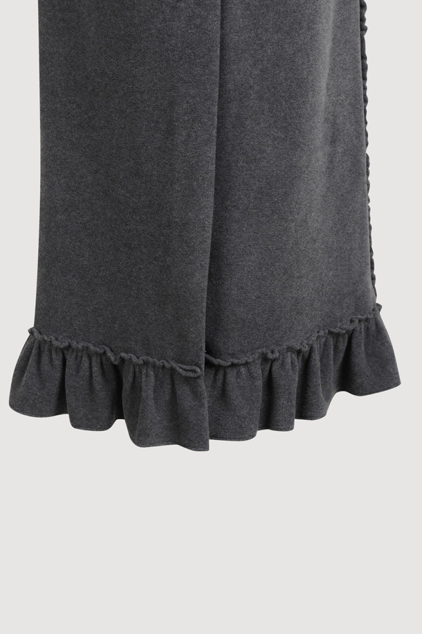 [Re-Order] 프릴 포인트 밴딩 롱 스커트 (grey)는 부드러운 촉감의 후리스 소재로 제작되어 가을, 겨울 시즌에 따뜻하게 착용하기 좋은 여성 롱 스커트입니다. 캐주얼, 미니멀, 클래식 스타일을 모두 아우르는 디자인으로, 허리 밴딩과 넉넉한 루즈핏으로 편안한 착용감을 선사합니다. H라인 핏에 프릴 디테일이 더해져 여성스러운 포인트를 더했으며, 뒷트임과 레터링 자수, 포켓 디테일로 실용성을 높였습니다. 산책룩, 집콕룩 등 다양한 TPO에 활용하기 좋은 그레이 컬러의 무지 롱 스커트입니다.
