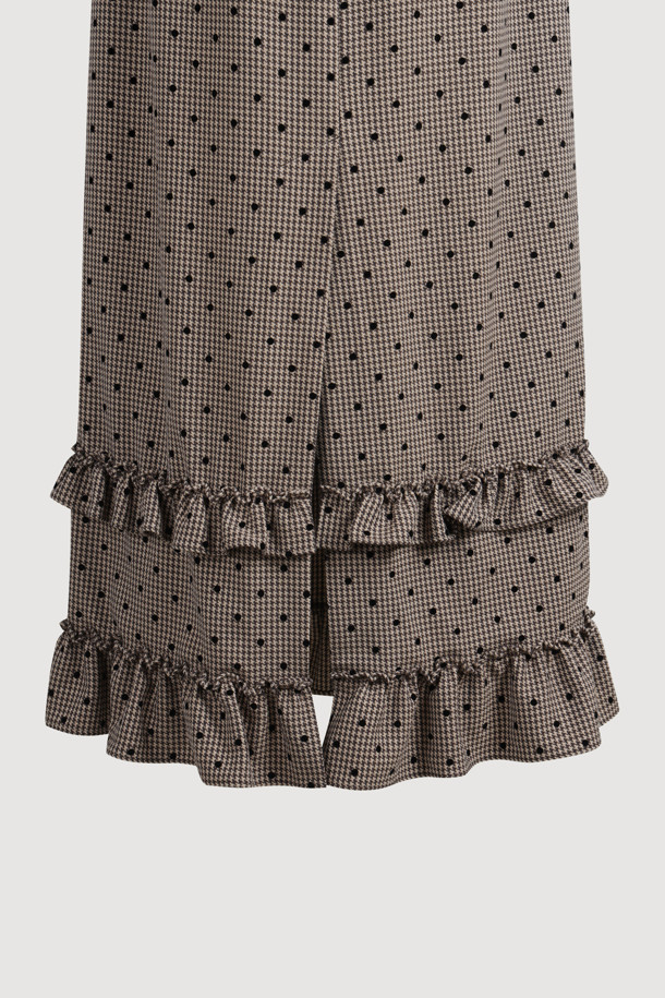 프릴 포인트 체크 밴딩 롱 스커트 (베이지)는 여성스러운 매력을 극대화하는 롱 스커트입니다. 베이지 색상에 체크와 도트 패턴이 은은하게 조화되어 페미닌한 무드를 연출합니다. 허리 밴딩 디자인으로 편안한 착용감을 선사하며, H라인 핏과 루즈핏의 조화로 자연스러운 실루엣을 만들어줍니다. 프릴 디테일, 뒤 트임, 뒤 포켓, 레터링 자수 디테일이 돋보이며, 데이트룩, 모임룩 등 다양한 TPO에 활용 가능합니다. 클래식, 미니멀, 로맨틱 스타일을 즐겨 입는 분들께 추천합니다.
