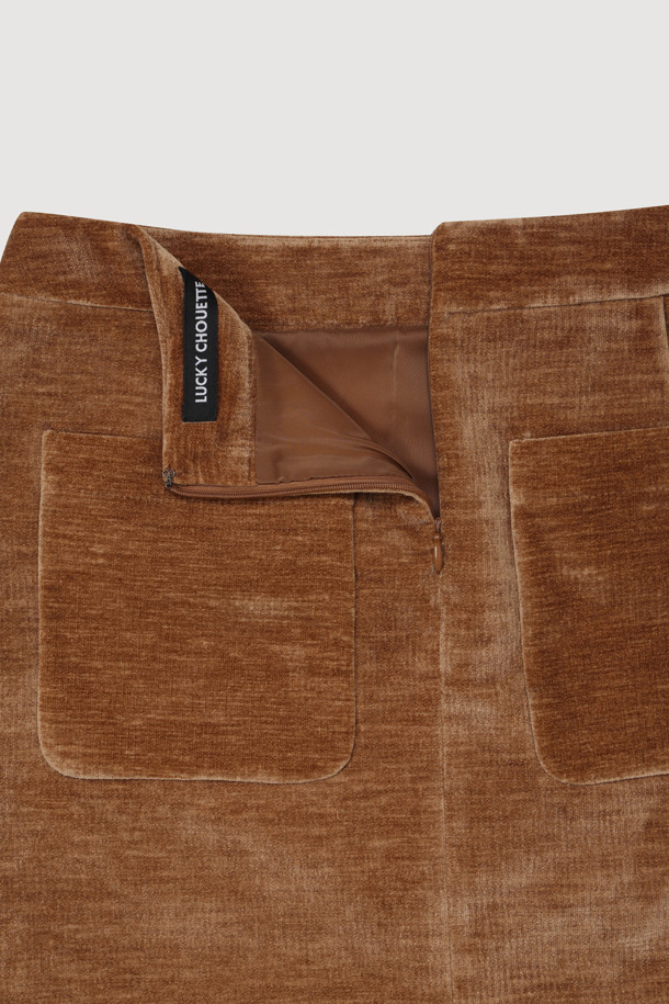 헤임 자수 벨벳 미니 스커트(브라운)는 부드러운 벨벳 소재, H라인 핏으로 클래식한 무드를 연출합니다. 밑단 자수 디테일이 돋보이며, 가을, 겨울 시즌에 어울리는 두꺼운 두께감으로 따뜻하게 착용할 수 있습니다. 뒷면 지퍼 클로징으로 편안하게 착용 가능하며, 데이트룩, 모임룩, 연말 모임룩 등 다양한 TPO에 활용 가능합니다. 미니멀, 시크 스타일에 매치하여 세련된 스타일을 완성해 보세요. 브라운 컬러로 어떤 상의와도 쉽게 어울립니다.
