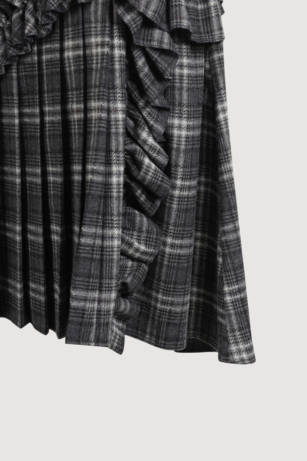 다크 그레이 컬러의 Check Wrinkle 미디 스커트입니다. 울 소재로 제작되어 부드러운 촉감과 두께감으로 가을, 겨울 시즌에 따뜻하게 착용할 수 있습니다. 클래식한 무드의 A라인 핏에 체크 패턴이 더해져 고급스러운 느낌을 주며, 오피스룩, 출근룩, 모임룩 등 다양한 TPO에 활용 가능합니다. 옆 지퍼 여밈과 셔링, 주름 디테일이 특징이며, 필링에 주의하여 관리해야 합니다. 미니멀한 스타일을 즐겨 입는 여성분들께 추천합니다.
