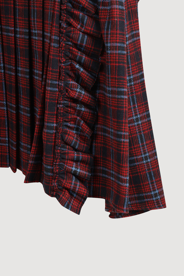 클래식한 매력의 Check Wrinkle 미디 스커트(레드)를 소개합니다. 울 소재로 제작되어 가을, 겨울 시즌에 따뜻하게 착용할 수 있으며, A라인 핏과 플리츠, 셔링 및 주름 디테일이 여성스러운 실루엣을 연출합니다. 체크 패턴과 두께감 있는 소재는 클래식하면서도 세련된 스타일을 완성하며, 미디 기장으로 다양한 TPO에 활용 가능합니다. 오피스룩, 모임룩, 데이트룩 등 격식 있는 자리에도 잘 어울리는 아이템입니다. 옆 지퍼 디테일로 편안한 착용감을 선사합니다.
