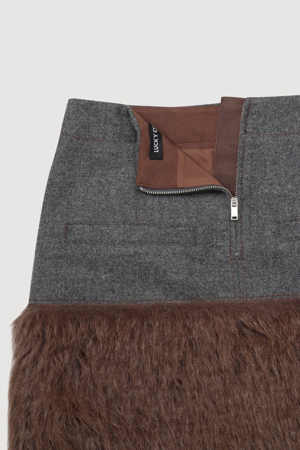 멜란지 그레이 컬러의 페이크 퍼 미니 스커트입니다. 울 혼방 소재의 부드러운 촉감과 두꺼운 두께감으로 가을, 겨울철 따뜻하게 착용할 수 있습니다. 캐주얼, 클래식, 미니멀 스타일 모두 소화 가능하며, A라인 핏과 세미 A라인 핏으로 여성스러운 실루엣을 연출합니다. 페이크 퍼 배색 디테일과 뒤 중심 지퍼 디테일이 돋보이며, 모임룩으로 활용하기 좋습니다. 트윌 조직과 뒤판 개발 텍션지를 사용하여 제작되었으며, 필링에 유의하여 관리해야 합니다.
