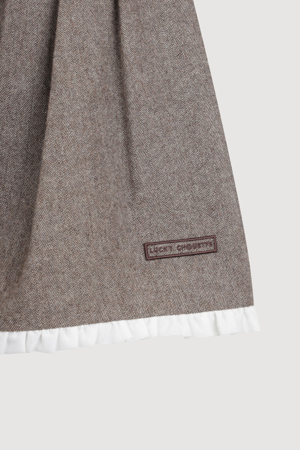 헤링본 패턴의 프릴 포인트 미디 스커트(브라운)는 가을, 겨울 시즌에 어울리는 여성용 스커트입니다. 울 소재로 제작되어 따뜻한 촉감을 선사하며, 두꺼운 두께감으로 포근하게 착용할 수 있습니다. A라인 핏에 옆 지퍼 여밈, 턱 셔링 디테일, 밑단 러플 배색, 레터링 자수 디자인이 더해져 클래식하면서도 유니크한 분위기를 연출합니다. 오피스룩, 모임룩, 데이트룩 등 다양한 TPO에 활용하기 좋으며, 미니멀, 시크 스타일을 선호하는 분들께 추천합니다.
