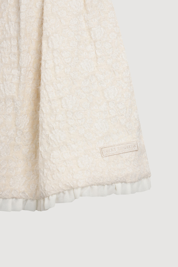 프릴 포인트 헤링본 미디 스커트 (아이보리)는 여성스러운 실루엣을 연출하는 스커트입니다. 울 소재로 제작되어 가을과 겨울에 따뜻하게 착용할 수 있으며, 두꺼운 두께감으로 포근한 착용감을 선사합니다. 클래식하고 유니크한 헤링본 패턴에 A라인 핏으로 다리 라인을 더욱 아름답게 강조합니다. 밑단 러플 배색, 턱 셔링 디테일, 레터링 자수, 옆 지퍼 여밈 디자인이 돋보이며, 오피스룩, 모임룩, 데이트룩 등 다양한 TPO에 활용 가능합니다. 클래식, 미니멀, 시크 스타일을 즐기는 분들께 추천합니다.
