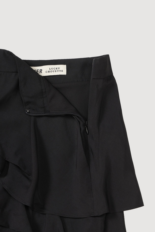 [Atelier] 프릴 포인트 롱 스커트 (블랙)는 여성 고객을 위한 클래식하고 유니크한 스타일의 롱 스커트입니다. 부드러운 레이온 소재로 제작되어 사계절 내내 편안하게 착용할 수 있으며, 세미 A라인 핏으로 여성스러운 실루엣을 연출합니다. 밑단 트임과 리본, 프릴 디테일이 돋보이며, 옆 지퍼로 간편하게 착용할 수 있습니다. 데이트룩, 카페룩, 모임룩 등 다양한 TPO에 활용 가능하며, 미니멀, 시크 스타일을 선호하는 분들께 추천합니다. 활동성이 좋아 편안하게 움직일 수 있으며, 다양한 상의와 매치하여 폭넓은 스타일을 연출할 수 있습니다.
