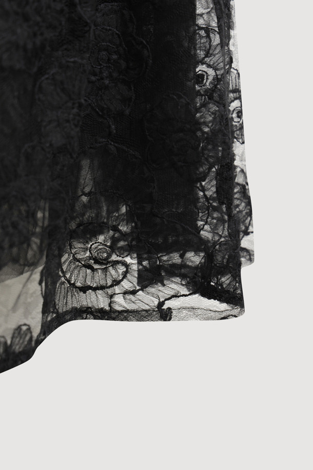 [Atelier] 레이스 밴딩 롱 스커트 (black)는 클래식하고 엘레강스한 무드를 연출하는 여성 의류입니다. 블랙 컬러의 레이스, 메쉬 소재가 조화롭게 어우러져 사계절 내내 활용 가능하며, A라인 핏과 맥시 기장으로 우아한 실루엣을 선사합니다. 허리 밴딩과 뒷중심 지퍼, 무릎 기장 안감, 레터링 디테일이 특징이며, 데이트룩, 모임룩, 파티룩 등 다양한 TPO에 맞춰 클래식, 미니멀, 로맨틱 스타일을 연출할 수 있습니다. 얇은 두께감과 루즈핏으로 편안한 착용감을 제공하며, 사틴 안감으로 고급스러운 분위기를 더합니다.
