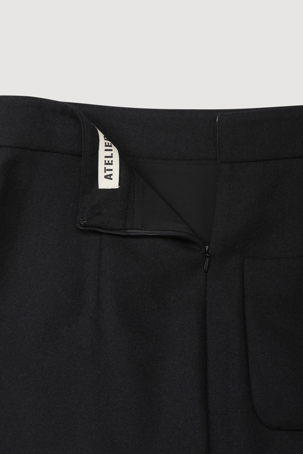 [Atelier] 프릴 포인트 미디 스커트 (블랙)는 울 소재로 제작되어 부드러운 촉감과 따뜻함을 선사합니다. H라인의 슬림핏으로 클래식하면서도 우아한 스타일을 연출하며, 두꺼운 두께감으로 가을, 겨울 시즌에 적합합니다. 언밸런스 프릴과 아웃포켓 디테일이 돋보이며, 뒷중심 지퍼로 간편하게 착용할 수 있습니다. 무지 디자인에 프릴 덧장 디테일이 더해져 세련된 포인트를 더하며, 오피스룩, 모임룩, 겨울 데일리룩 등 다양한 TPO에 활용 가능합니다. 미니멀하고 시크한 스타일을 즐기는 여성분들께 추천합니다.
