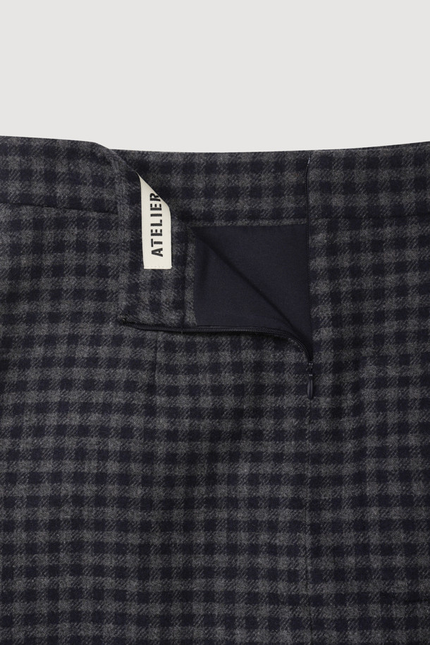 [Atelier] 프릴 포인트 미디 스커트 (멀티 컬러)는 가을, 겨울 시즌에 어울리는 여성용 미디 스커트입니다. 울 소재로 제작되어 부드러운 촉감을 선사하며, H라인 슬림핏으로 클래식하고 시크한 스타일을 연출합니다. 언밸런스 디자인과 프릴 디테일, 아웃포켓이 특징이며, 뒷중심 지퍼로 편안하게 착용할 수 있습니다. 멀티 컬러 체크 패턴으로 유니크한 매력을 더하여 데이트룩, 모임룩, 겨울 데일리룩 등 다양한 TPO에 활용하기 좋습니다.
