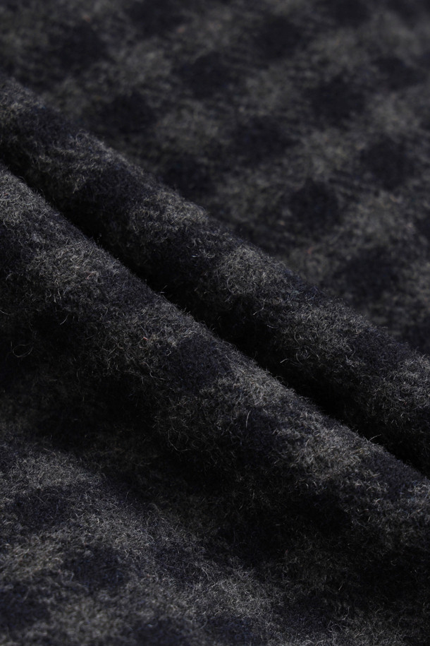 [Atelier] 프릴 포인트 체크 밴딩 미니 스커트 (멀티 컬러)는 가을, 겨울 시즌에 유니크하고 스타일리시한 룩을 연출해 줍니다. 울 50% 함유로 보온성을 높였으며, 허리 밴딩과 슬림핏으로 편안한 착용감을 선사합니다. 언밸런스한 프릴 디테일이 돋보이는 H라인 미니스커트로 데이트룩, 모임룩, 겨울 데일리룩에 적합합니다. 클래식, 시크, 미니멀 스타일을 즐기는 여성분들께 추천합니다. 체크 패턴과 두꺼운 두께감으로 세련된 분위기를 더했습니다.
