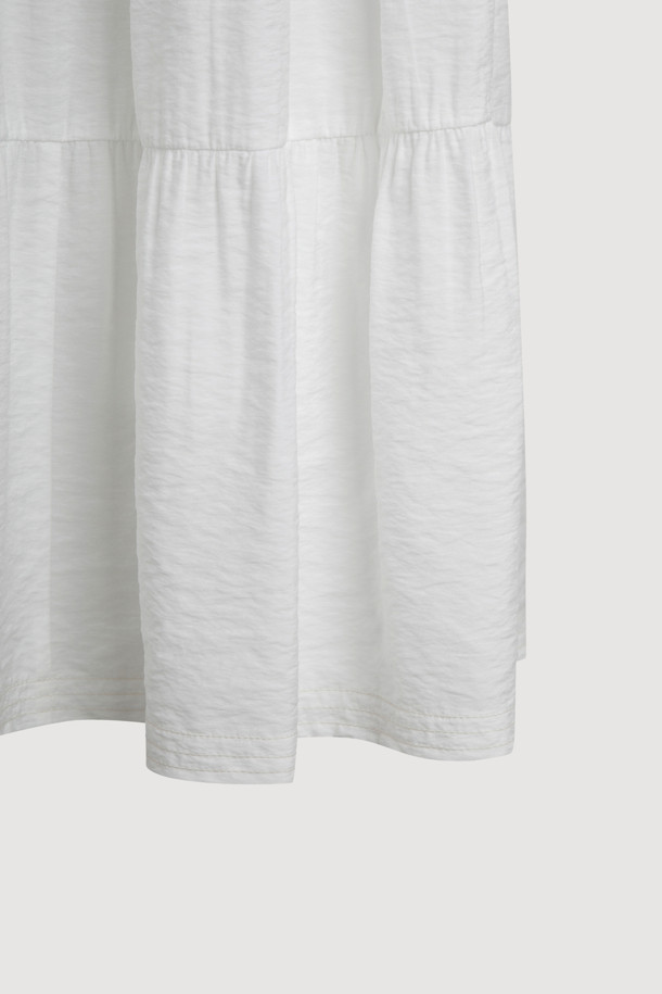 [Re-Order] 셔링 백 밴딩 롱 스커트 (아이보리)는 여성스러운 무드의 롱 스커트입니다. 캐주얼하고 미니멀한 스타일로, 데이트룩과 카페룩에 잘 어울립니다. 아이보리 컬러의 무지 디자인에 A라인 핏으로 편안하게 착용할 수 있으며, 뒷면 밴딩과 옆 지퍼 디테일이 특징입니다. 셔링 디테일과 배색 스티치가 더해져 은은한 포인트를 줍니다. 봄, 여름 시즌에 활용하기 좋은 밴딩 스커트입니다.
