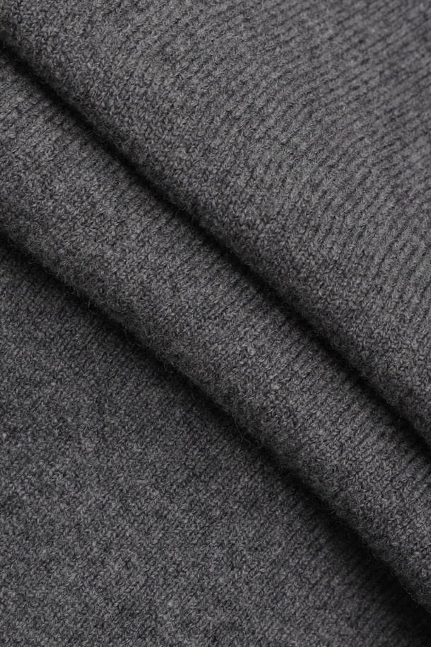 [Re-Order] 플레어 니트 스커트 (멜란지 그레이)는 가을과 겨울, 페미닌하고 유니크한 스타일을 연출하는 여성용 스커트입니다. 울과 코튼 혼방의 탄탄한 두께감으로 제작되어, 슬림핏 플레어 라인이 체형 보완에 도움을 줍니다. 멜란지 그레이 컬러의 무지 디자인으로, 다양한 상의와 레이어드하여 클래식, 미니멀, 걸리시한 스타일을 완성할 수 있습니다. 뒤 포켓 리본 디테일이 돋보이며, 가디건이나 풀오버와 세트로 착용하여 데이트룩, 카페룩, 겨울 데일리룩을 연출하기 좋습니다.
