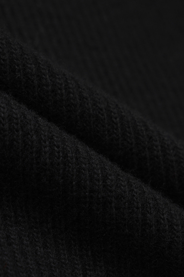 블랙 프릴 롱 니트 스커트는 가을, 겨울 시즌에 어울리는 여성용 스커트입니다. 울, 캐시미어, 나일론 혼방의 부드러운 소재와 두꺼운 두께감으로 따뜻하고 포근한 착용감을 선사합니다. A라인 핏에 허리 밴딩, 사이드 트임, 러플 디테일이 더해져 엘레강스한 무드를 연출하며, 데이트룩, 모임룩, 오피스룩 등 다양한 TPO에 활용 가능합니다. 미니멀, 클래식, 시크 스타일을 즐겨 입는 분들께 추천하며, 세트 상품으로도 연출할 수 있습니다. 맥시 기장으로 우아함을 더해줍니다.
