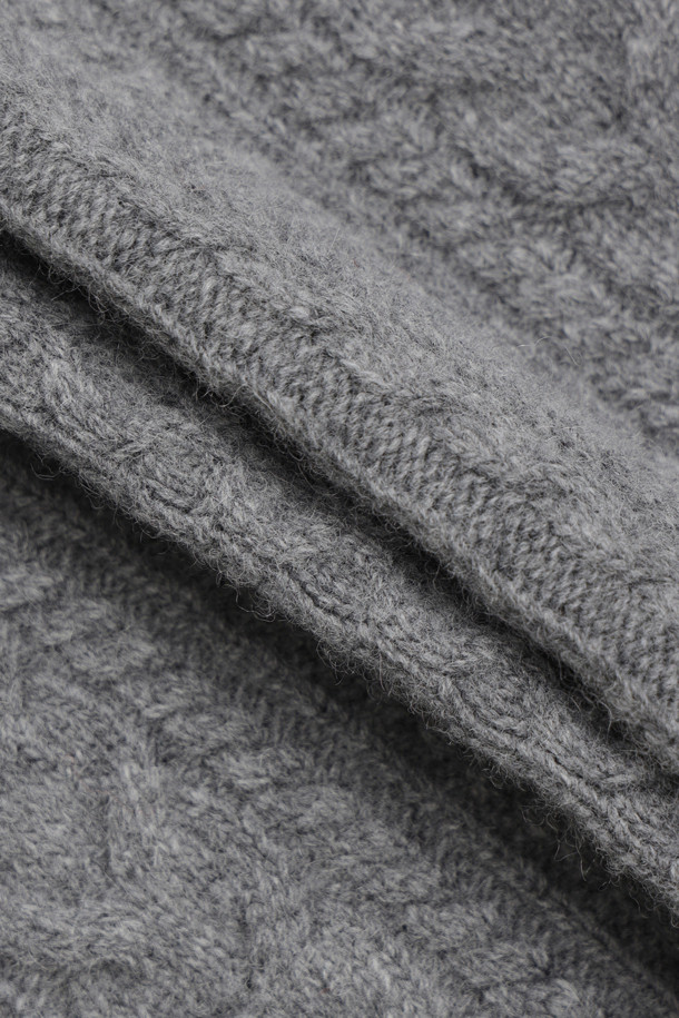 멜란지 그레이 컬러의 케이블 자수 니트 스커트입니다. 울, 캐시미어, 나일론 혼방 소재로 제작되어 부드러운 촉감과 따뜻함을 선사합니다. H라인 핏의 미니스커트로, 허리 밴딩과 케이블, 플라워 자수 디테일이 돋보입니다. 가을, 겨울 시즌 데이트룩, 모임룩, 클래식, 미니멀, 캐주얼 스타일 모두 소화 가능한 아이템입니다. 니팅 조직감이 포근한 분위기를 더합니다.
