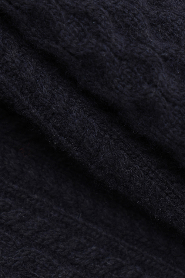 다크 네이비 컬러의 케이블 자수 니트 스커트입니다. 울, 캐시미어, 나일론 혼방 소재로 제작되어 부드러운 촉감과 두꺼운 두께감으로 따뜻하게 착용할 수 있습니다. H라인 미니스커트 디자인에 허리 밴딩, 자수 디테일, 니트 조직감이 더해져 미니멀하면서도 베이직한 스타일을 연출합니다. 가을, 겨울 시즌 데이트룩, 출근룩, 모임룩 등 다양한 TPO에 클래식, 미니멀, 시크한 무드로 활용하기 좋습니다. 레귤러핏으로 편안하게 착용 가능하며, 케이블 패턴과 플라워 자수 무늬가 특징입니다.
