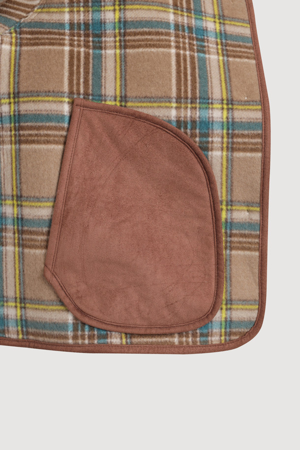 라운드 넥 페이크 퍼 점퍼 (라이트 베이지)는 부드러운 촉감의 페이크 퍼 소재로 제작되어 가을과 겨울에 따뜻하게 입을 수 있는 여성용 점퍼입니다. 힙 기장의 박시 핏 디자인으로 캐주얼하면서도 클래식한 스타일을 연출하며, 양면 착용이 가능하여 다양한 분위기를 낼 수 있습니다. 라이트 베이지 컬러의 무지 디자인은 어떤 옷에도 잘 어울리며, 버튼 여밈 방식과 긴 소매 기장으로 편안함을 더했습니다. 스웨이드 파이핑 디테일이 고급스러움을 더하며, 겨울 데일리룩, 모임룩, 데이트룩 등 다양한 TPO에 활용하기 좋습니다.
