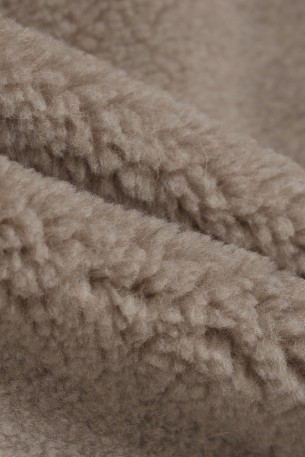 "Re-Order" 라운드 넥 페이크 퍼 머스탱 베스트 (다크 베이지)는 부드러운 페이크 퍼와 스웨이드 소재로 제작되어 포근한 착용감을 선사합니다. 숏 기장에 힙을 살짝 덮는 기장감으로, 캐주얼과 스트릿 스타일을 넘나들며 다양한 룩에 활용하기 좋습니다. 안감은 플리스, 두꺼운 두께감으로 가을, 겨울 시즌 따뜻하게 입을 수 있으며, 아웃포켓과 소뿔 단추, 후드 디자인으로 포인트를 더했습니다. 여유로운 핏과 민소매 디자인으로 활동성을 높여 겨울 데일리룩, 동네 마실룩, 산책룩에 편안하게 매치할 수 있습니다.
