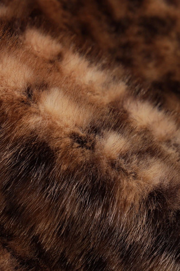 세련된 분위기를 연출하는 페이크 폭스 노 칼라 코트입니다. 오버핏 디자인에 무릎 기장으로, 겨울철 따뜻함과 스타일리시함을 동시에 잡았습니다. 멀티컬러와 레오파드 패턴으로 유니크함을 더하며, 부드러운 페이크 퍼 소재가 포근한 착용감을 선사합니다. 가볍고 풍성한 실루엣에 럭키 로고 패턴 안감으로 포인트를 주어 고급스러운 무드를 연출합니다. 모임룩, 연말 모임룩에 시크하고 클래식한 스타일을 더해보세요.
