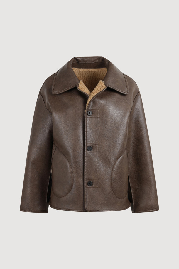 포근하고 부드러운 페이크 퍼 소재의 카멜 컬러 점퍼입니다. 캐주얼, 미니멀, 클래식 스타일을 아우르며, 가을, 겨울 시즌 데이트룩, 모임룩에 활용하기 좋습니다. 크롭 기장에 루즈핏 또는 오버핏으로 연출 가능하며, 2WAY 착용 가능한 리버시블 디자인과 아웃포켓, 페이크 레더 파이핑 디테일이 특징입니다. 긴 소매에 버튼 여밈 방식으로 편안하게 착용할 수 있습니다. 두께감 있는 소재로 따뜻함과 스타일을 동시에 잡아보세요.
