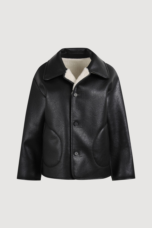 아이보리 컬러의 페이크 퍼 점퍼입니다. 부드러운 촉감의 페이크 퍼 소재로 제작되었으며, 가을과 겨울에 따뜻하게 착용할 수 있습니다. 캐주얼 스타일의 무지 디자인으로, 루즈핏과 오버핏 두 가지 핏으로 연출 가능합니다. 페이크 레더 파이핑 디테일과 아웃포켓, 2WAY 착용이 가능한 점이 특징입니다. 데이트룩, 모임룩, 캐주얼, 미니멀, 클래식 스타일을 즐겨 입는 여성분들께 추천합니다.
