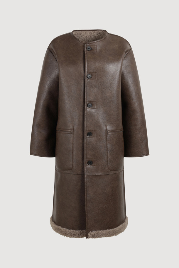 부드러운 촉감의 브라운 컬러 페이크 퍼 롱 코트입니다. 오버핏 디자인에 맥시 기장으로, 가을과 겨울에 따뜻하게 착용할 수 있습니다. 겉감은 울, 인조가죽, 퍼 소재로, 안감은 리버시블 디자인으로 제작되어 다양한 스타일을 연출할 수 있습니다. 싱글 버튼 여밈 방식과 아웃포켓 디테일이 돋보이며, 데이트룩, 캐주얼, 클래식, 미니멀 스타일 모두 소화 가능합니다. 시어링 코트 스타일로, 페이크 레더 마감 처리된 오버사이즈 코트입니다.
