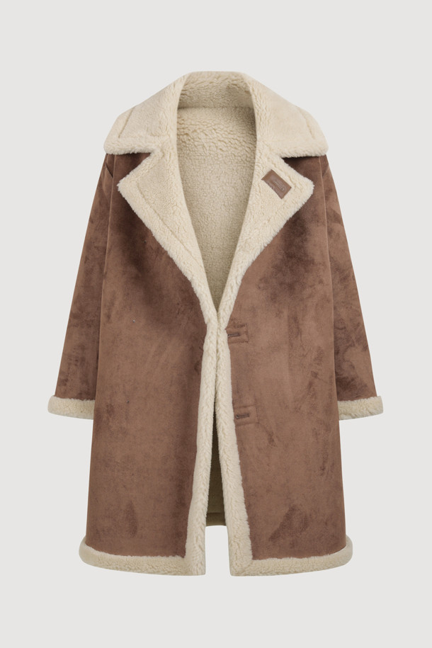 라이트 베이지 컬러의 페이크 퍼 테디베어 코트입니다. 부드러운 촉감의 페이크 퍼와 울 소재 혼방으로 제작되어 포근함을 선사하며, 가을과 겨울에 따뜻하게 착용하기 좋습니다. 롱 기장에 오버사이즈 실루엣, 코쿤 핏으로 편안하면서도 스타일리시한 연출이 가능합니다. 양면 착용이 가능한 리버시블 디자인으로, 하이넥 스타일과 소뿔 단추 여밈 디테일이 특징입니다. 출근룩, 모임룩, 데이트룩 등 다양한 TPO에 클래식, 캐주얼, 미니멀 스타일로 활용해 보세요.
