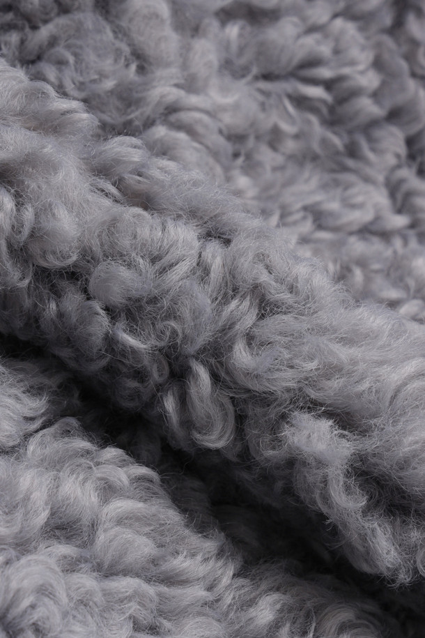 페이크 울 카라 퍼 점퍼 (라이트 그레이)는 부드러운 촉감의 페이크 퍼와 시어링 소재를 사용하여 포근함을 더한 여성용 점퍼입니다. 가을과 겨울에 어울리는 두꺼운 두께감으로 따뜻하게 착용할 수 있으며, 오버핏과 코쿤핏으로 편안한 착용감을 선사합니다. 빅 사이즈 카라와 아웃포켓, 소뿔 단추 디테일이 돋보이며, 턴업 소매로 다양한 스타일 연출이 가능합니다. 데이트룩, 모임룩 등 특별한 날은 물론 캐주얼, 클래식, 미니멀 스타일에도 잘 어울리는 다용도 아우터입니다. 라이트 그레이 컬러로 어떤 옷에도 쉽게 매치할 수 있어 활용도가 높습니다.
