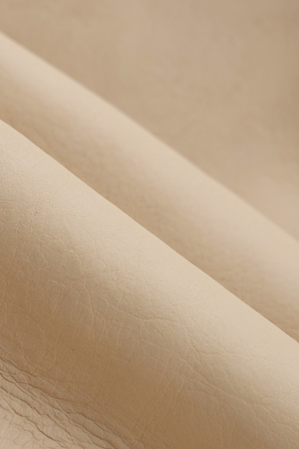 [Atelier] 램스킨 무스탕 재킷 (라이트 베이지)는 페미닌하고 고급스러운 무드를 연출하는 여성용 아우터입니다. 가을과 겨울, 데이트룩, 모임룩, 연말 모임룩에 적합하며, 클래식, 미니멀, 시크 스타일에 잘 어울립니다. 부드러운 램스킨과 스웨이드 소재를 사용하여 촉감이 뛰어나고, 루즈핏에 싱글 버튼 여밈 방식으로 편안하게 착용할 수 있습니다. 양쪽 배색 스웨이드 아웃포켓과 ATELIER 로고 장식, FUR 믹스로 디자인의 완성도를 높였습니다. 두꺼운 두께감으로 보온성을 더했으며, 긴 소매 기장과 레귤러 기장으로 어떤 스타일에도 잘 어울리는 활용도 높은 무스탕입니다.
