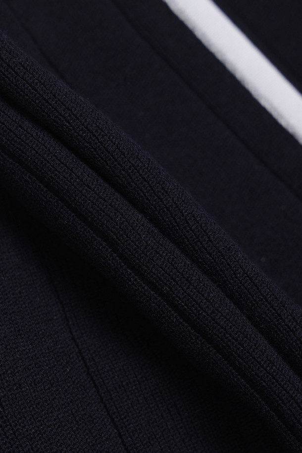 다크 네이비 컬러의 [Re-Order] Color Piping Knit Shorts는 여름철 시원하게 즐길 수 있는 여성용 니트 쇼츠입니다. 얇고 시원한 촉감의 니트 소재에 레귤러 핏으로 편안함을 더했으며, 컬러 파이핑 디테일과 세로 조직감, 볼륨감 있는 조직으로 포인트를 주어 캐주얼한 스타일을 연출합니다. 체형 커버에도 효과적인, 데일리하게 활용하기 좋은 무지 디자인의 숏 기장 바지입니다.
