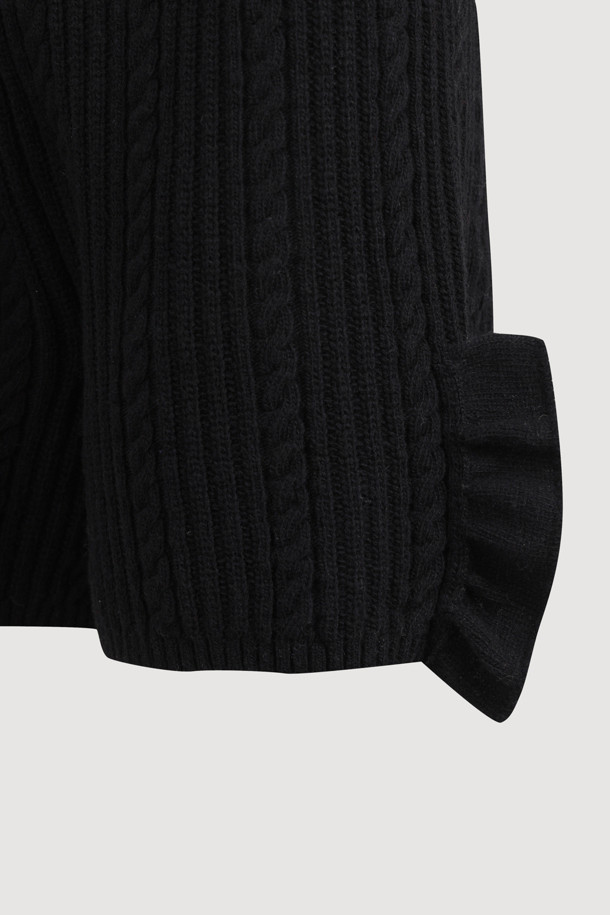 Entry Side Frill Knit Shorts (블랙)는 부드러운 울 혼방 소재로 제작되어 봄, 가을에 착용하기 좋은 여성 니트 쇼츠입니다. 허리 이밴딩과 옆라인 프릴 디테일이 캐주얼하면서도 유니크한 스타일을 연출하며, 케이블 및 스트라이프 패턴의 립 조직이 특징입니다. 레귤러핏으로 편안하게 착용 가능하며, 동네 마실룩, 집콕룩, 카페룩 등 다양한 TPO에 활용하기 좋습니다. 캐주얼, 미니멀, 클래식 스타일을 즐겨 입는 분들께 추천합니다.
