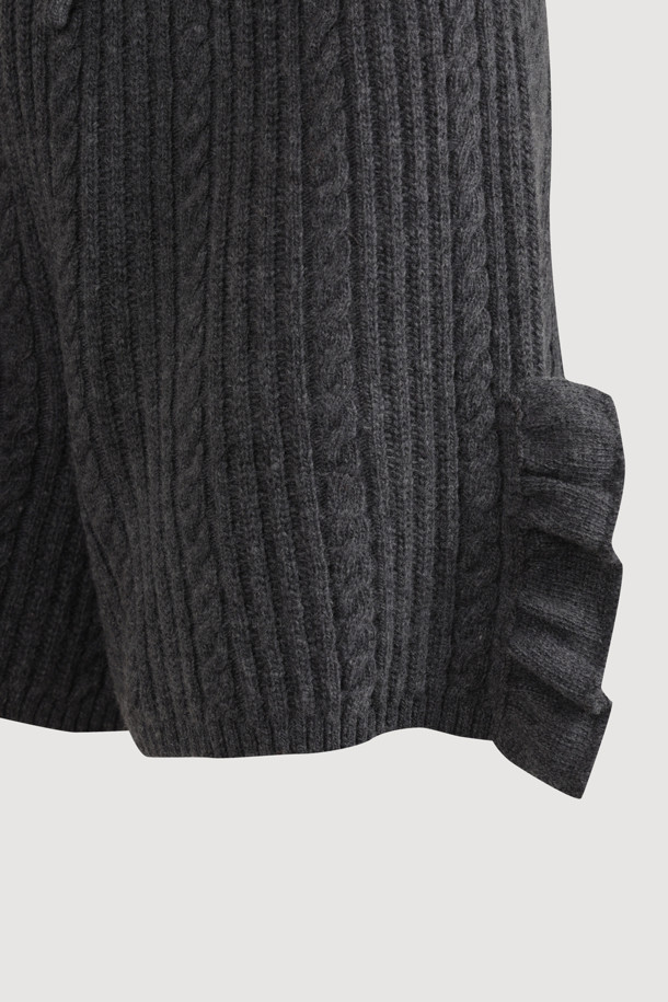 엔트리 사이드 프릴 니트 쇼츠 (멜란지 그레이)는 여성 의류로, 가을과 겨울에 어울리는 캐주얼 스타일의 니트 쇼츠입니다. 울 혼방 소재로 제작되어 부드러운 촉감과 두꺼운 두께감으로 따뜻함을 선사하며, 허리 이밴딩 처리로 편안한 착용감을 제공합니다. 숏 기장에 멜란지 그레이 컬러, 케이블과 스트라이프 패턴의 조화가 유니크한 분위기를 연출하며, 립 조직과 케이블 조직, 프릴 디테일이 돋보입니다. 집콕룩, 겨울 데일리룩, 산책룩 등 다양한 상황에서 캐주얼, 클래식, 미니멀 스타일로 활용하기 좋습니다.
