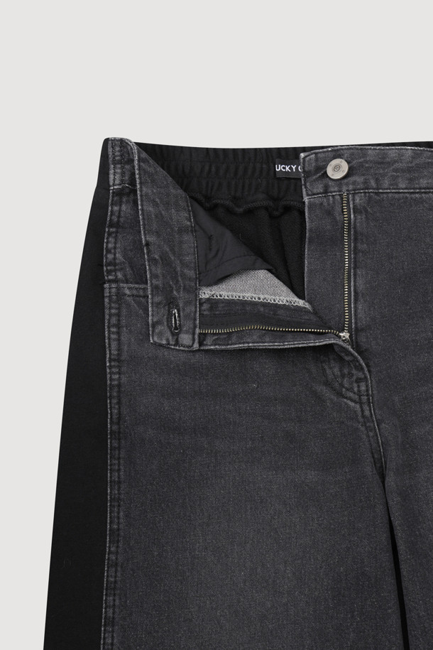 Jersey Mix Back Banding Denim Pants (블랙)는 캐주얼한 무드의 여성 데님 팬츠입니다. 블랙 컬러에 사계절 착용 가능하며, 데이트룩, 모임룩 등 다양한 TPO에 활용할 수 있습니다. 져지 소재와 데님의 혼방으로 편안한 착용감을 선사하며, 루즈핏 와이드 레그 디자인으로 스타일리시함을 더했습니다. 뒤 허리 밴딩 처리로 활동성을 높였으며, 로고 캔톤, 리벳 디테일, 뒷포켓 스티치 자수, 밑단 술풀림 디자인으로 포인트를 주었습니다. 미니멀, 클래식 스타일을 즐겨 입는 분들께 추천합니다.
