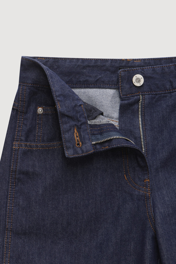 럭키슈에뜨 Side Ribbon Wide Denim Pants (dark blue)는 여성용 와이드핏 데님 팬츠입니다. 양 사이드 리본 디테일과 럭키슈에뜨 로고 캔톤, 리벳 장식, 뒤 포켓 개발 스티치 자수가 특징이며, 캐주얼 및 스트릿 스타일 연출에 용이합니다. 봄, 여름, 가을 시즌 일상복으로 활용하기 좋으며, 맥시 기장의 다크 블루 컬러 데님 소재로 제작되었습니다.
