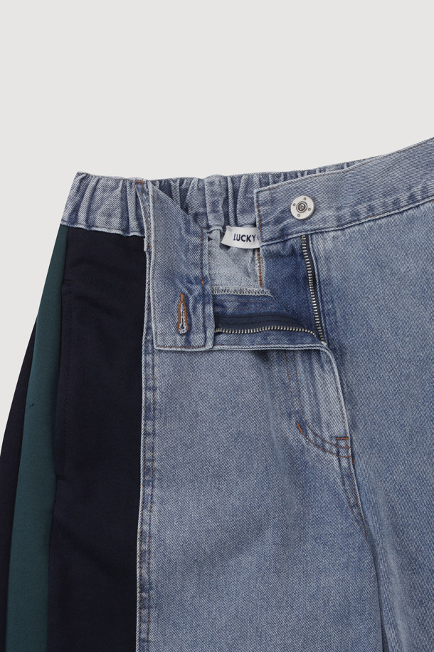 Jersey Back Banding 데님 와이드 팬츠 (블루)는 캐주얼한 스타일의 여성용 데님 와이드 팬츠입니다. 봄, 가을에 착용하기 좋으며, 뒷밴딩 처리로 편안한 착용감을 선사합니다. 앞 중심 지퍼, 로고 캔톤, 리벳 디테일, 사이드 배색 절개가 특징이며, 세미 와이드 핏의 맥시 기장으로 다리가 길어 보이는 효과를 줍니다.
