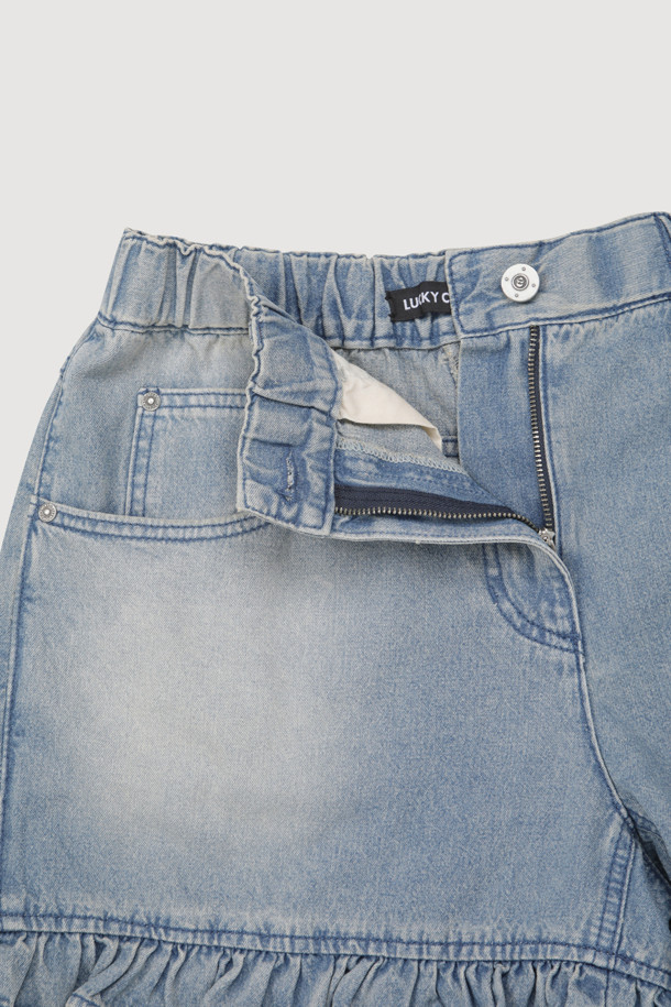 [Re-Order] Hem Frill Back Banding 데님 숏팬츠 (blue)는 여성스러운 스타일의 캐주얼 숏팬츠입니다. 뒷면 밴딩 처리로 편안한 착용감을 제공하며, 프릴 디테일이 돋보입니다. 데님 소재로 제작되었으며, 로고 캔톤, 리벳, 뒷 포켓 스티치 자수, 앞 중심 지퍼 등 섬세한 디테일을 더했습니다. 봄, 여름 시즌에 시원하게 즐겨 입을 수 있습니다.
